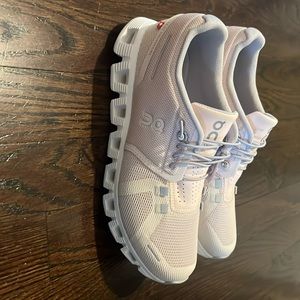 NWT. Size 7. On Cloud. Never worn. Extra laces included. Light pink color